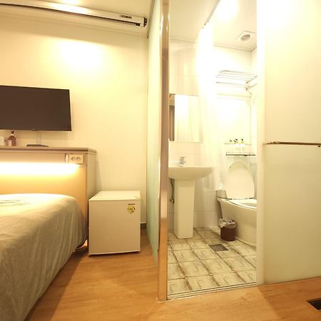 Oyo Hostel Myeongdong 2 Сеул Стая снимка