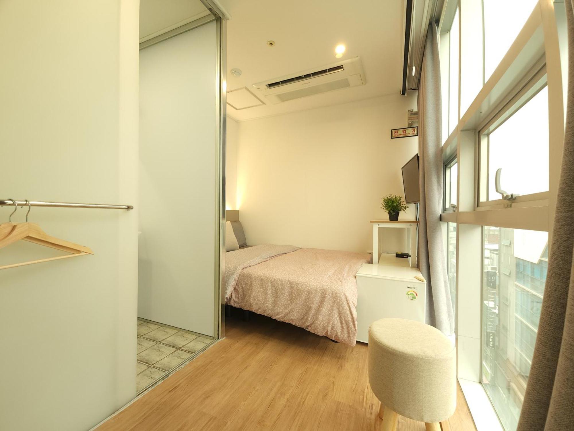 Oyo Hostel Myeongdong 2 Сеул Стая снимка