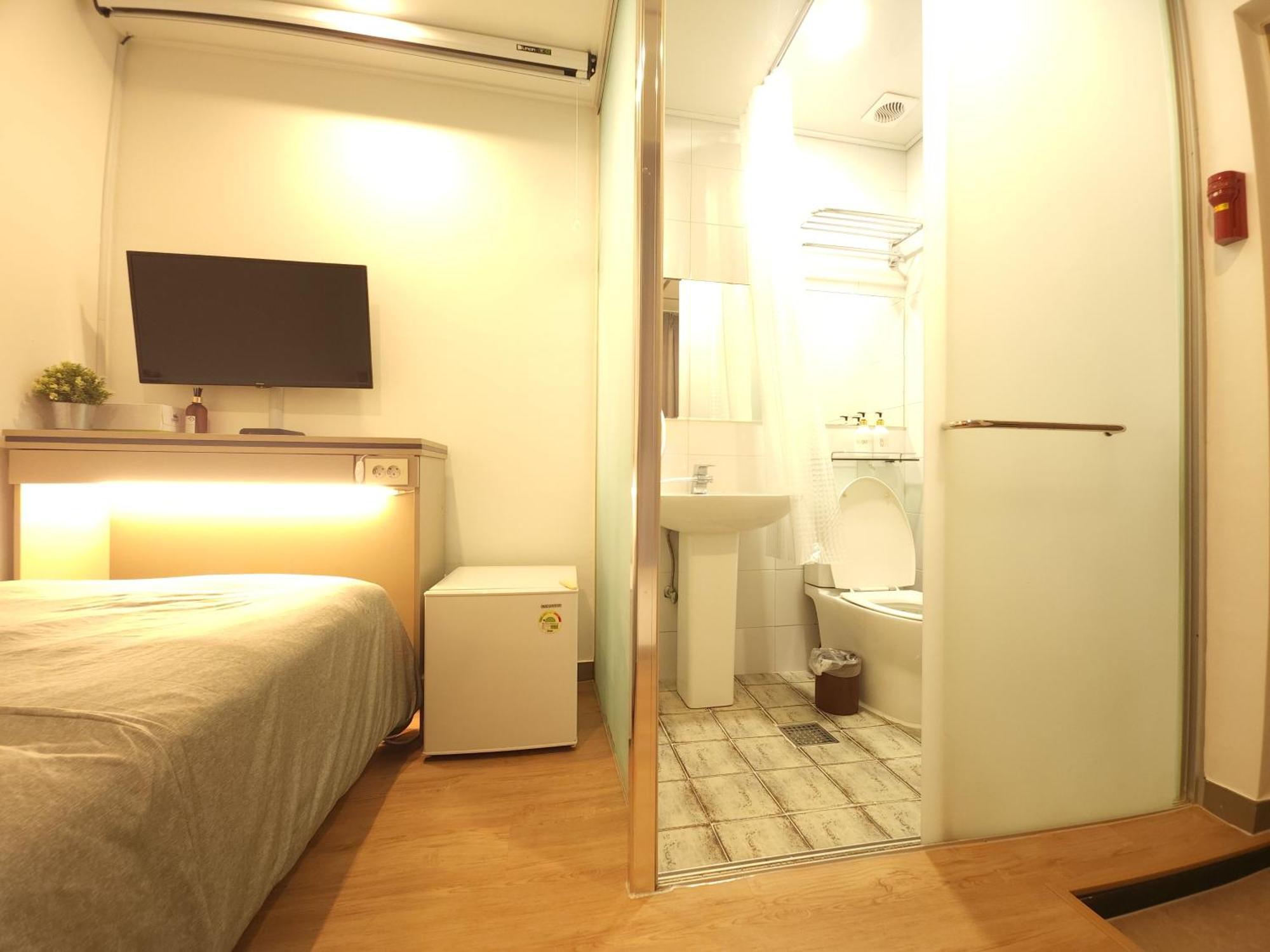 Oyo Hostel Myeongdong 2 Сеул Стая снимка